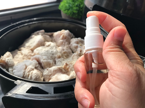 Eu não vivo sem esses 3 utensílios para usar na airfryer: o terceiro vai te surpreender