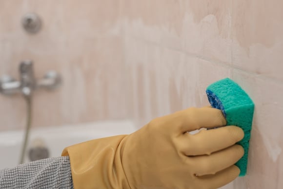 Especialistas em banheiros: "O rejunte e os cantos escurecidos que aparecem no seu banheiro são causados ​​por condensação, mas é recomendável ventilar o ambiente e realizar a manutenção."