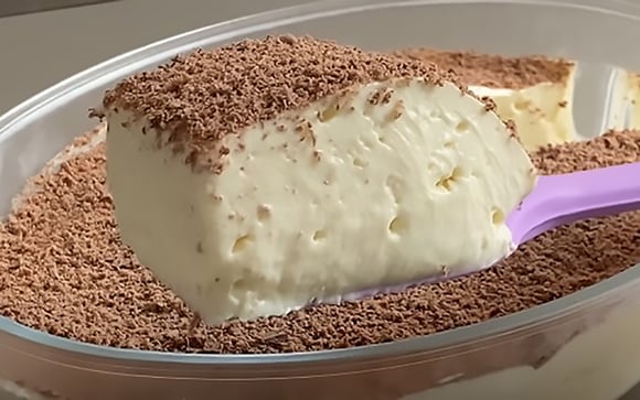 Sobremesa fácil e cremosa com apenas 4 ingredientes: é só bater no liquidificador e levar para a geladeira