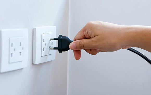 Atenção sobre 3 aparelhos elétricos: desligá-los da tomada para economizar energia pode não valer a pena o risco e pode até causar a quebra deles mais rapidamente