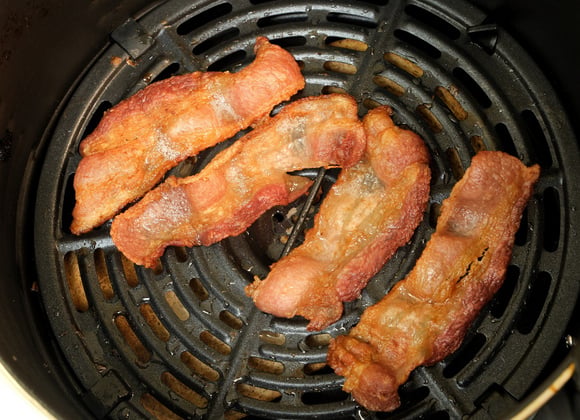 Bacon na airfryer sequinho, crocante e douradinho fica pronto em minutos e você não vai resistir