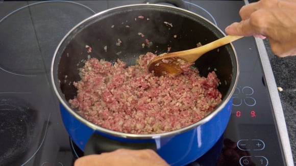 Para acertar na textura da carne moída, é importante usar uma panela bem quente (Créditos: Shutterstock)
