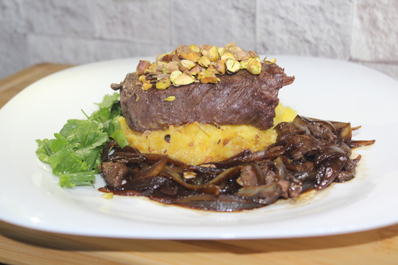 Filé mignon com purê de mandioquinha, cebola caramelizada no shoyu e pistache (Créditos: TudoGostoso)