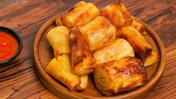 Aprendi com um chef o segredo para fazer mandioca frita crocante por fora e macia por dentro: nunca coloque direto no óleo quente