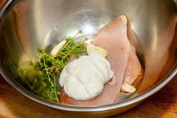 A marinada de iogurte também pode ser usada em outras carnes. (créditos: Shutterstock)
