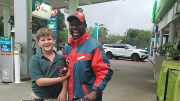 Aos 10 anos, menino desiste da viagem em família e usa os R$600 que juntou no cofrinho para dar uma bicicleta de presente ao seu amigo frentista: “Fiquei realmente comovido com esse gesto tão gentil”