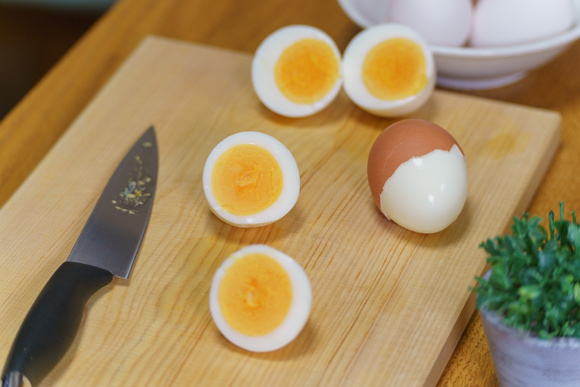 Por que os cozinheiros recomendam adicionar algumas gotas de suco de limão ao cozinhar ovos e como fazer isso corretamente
