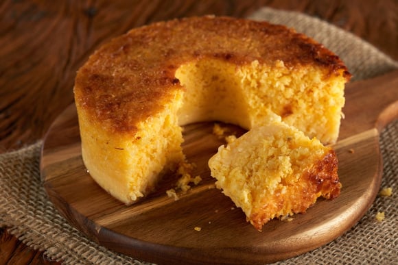 Cremoso igual da roça e faz no liquidificador: essa é a melhor receita de bolo de milho da internet