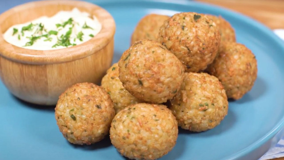 Para ter um bolinho de arroz redondinho igual de restaurante, você deve seguir essa receita