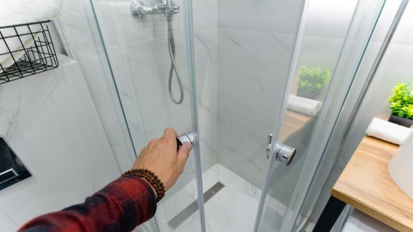 Quanto custa remover um box de chuveiro antigo e instalar um novo? Em média, não é tão barato quanto muitos pensam