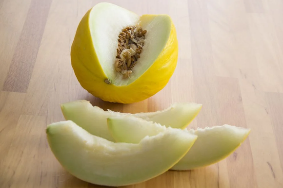 Truque genial para pesar exatamente 100g de melão é muito simples e você só precisa de uma faca