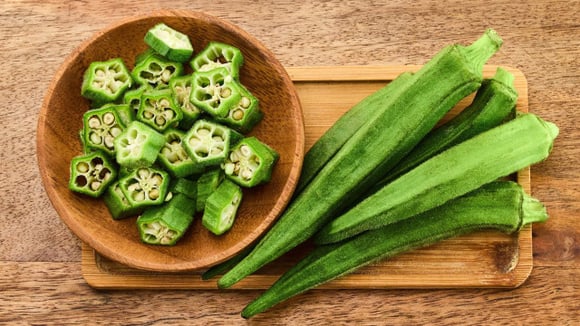 7 benefícios do quiabo: um vegetal comum com muito mais do que apenas um monte de fibras