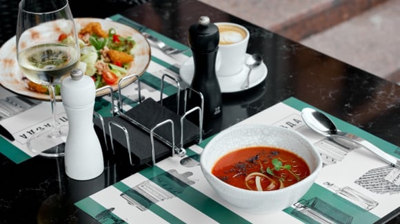 Mesa posta elegante? Estes conjuntos de jantar vão deixar qualquer refeição mais especial