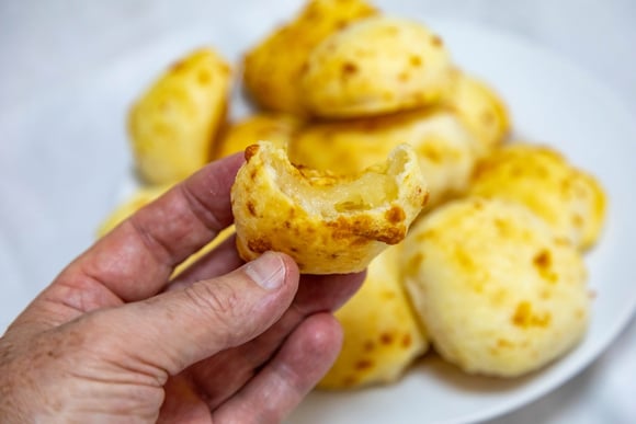 Agora começo o dia com mais energia e saciedade com este pão de queijo proteico que aprendi no TudoGostoso