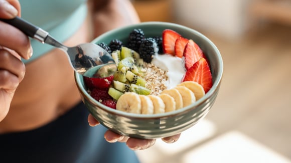 Existem muitas formas simples de incluir essas frutas na sua rotina alimentar (Créditos: Shutterstock)