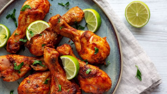 Frango ao alho pode ser servido com diversos acompanhamentos, como arroz branco, purê, salada ou legumes salteados (Créditos: Shutterstock)