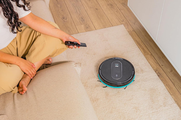 Esse robô aspirador faz tudo por você, responde a comandos de voz e está com 38% OFF