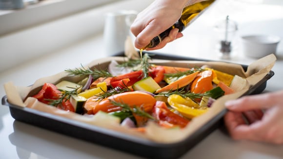 Esse é o melhor jeito de preparar legumes para a marmita da semana sem ficar aguado e com muito mais sabor