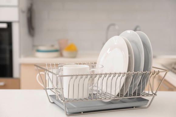 Deixe a sua cozinha brilhando: veja como manter o escorredor de pratos limpo!