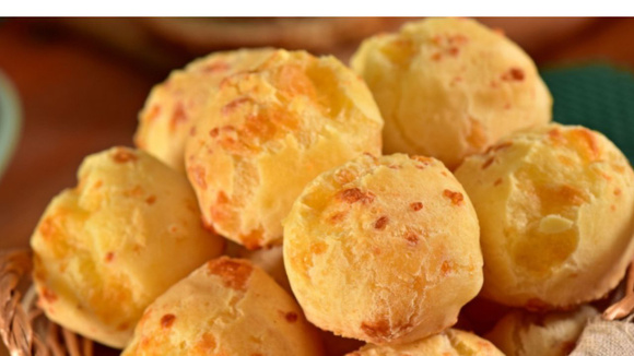 Essa é a receita MAIS FÁCIL de pão de queijo e perfeita para o lanche da tarde!