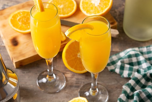 Mimosa é um drink que traz a recrescência da laranja e efervescência do espumante. (créditos: Shutterstock) 