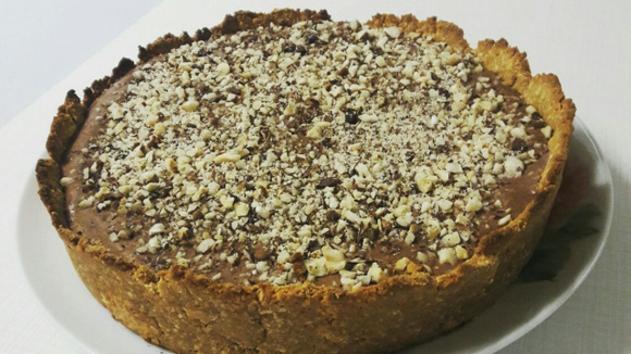 Torta mousse de chocolate desenformada com cobertura crocante (Créditos: TudoGostoso/Lígia Cargnelutti)