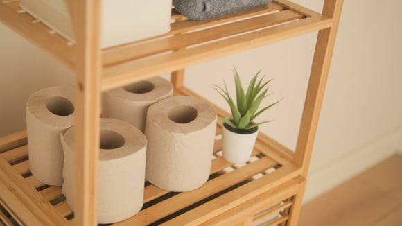 Pare de guardar o papel higiênico no banheiro: esse é o local ideal para manter a organização e a durabilidade do item