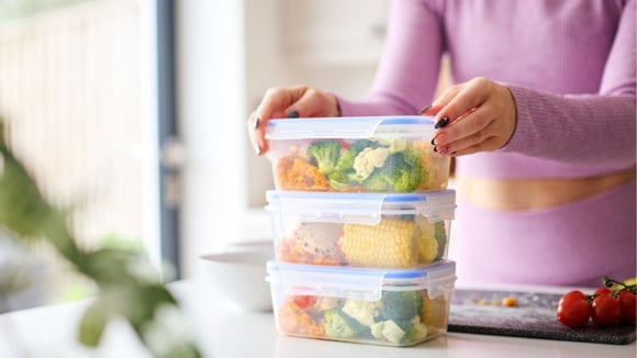 O que acontece se você congelar comida ainda quente? Entenda sobre sabor, nutrientes e segurança alimentar
