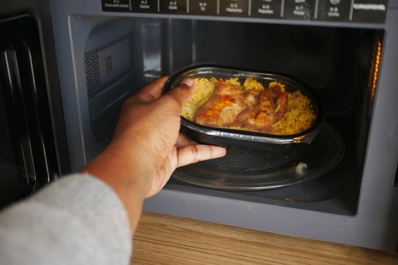 Vai reaquecer sobras? Estes 7 alimentos precisam de atenção especial no micro-ondas