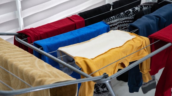 As roupas secam mais rápido em casa: tudo o que você precisa fazer é usar este item do dia a dia