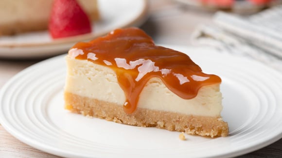 Experimente usar o caramelo de café como recheio de bolos, tortas e cupcakes, ou na cobertura de cheesecakes, brownies e sorvetes (Créditos: Shutterstock)