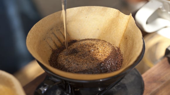 O jeito errado de coar o café afeta totalmente o sabor da bebida: você está bebendo café ruim sem precisar por causa desse pequeno detalhe