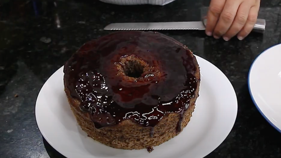 Bolo fofo de jabuticaba (com casca e tudo!) com poucos ingredientes, fácil de fazer e com uma cor linda