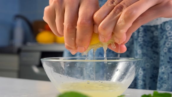 Cuidados com a alimentação e escolhas inteligentes ajudam a manter o corpo hidratado e saudável. (Foto: Shutterstock)