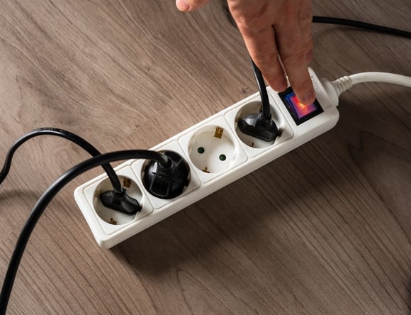 Especialista explica quais são os 5 aparelhos eletrônicos que não devem ser conectados a uma extensão