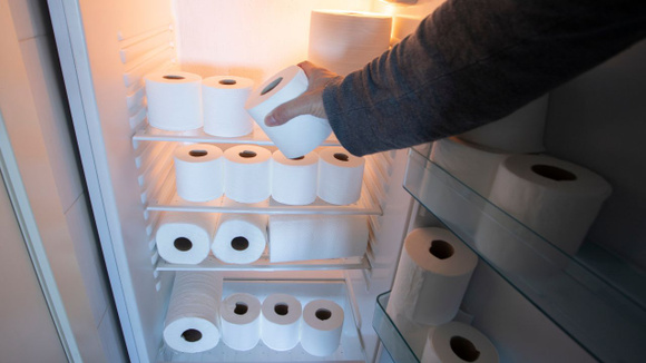 Pouca gente sabe: colocar um rolo de papel higiênico na geladeira é um dos melhores truques que já testei