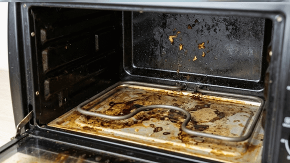 Manter o forno limpo com frequência evita o acúmulo de gordura queimada. (Foto: Gerada por IA)