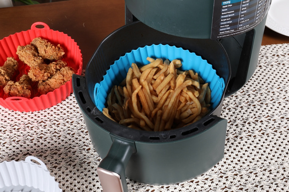 Comprei uma fritadeira sem óleo há dois anos. Gostaria que alguém tivesse me dito que eu também precisava desses acessórios