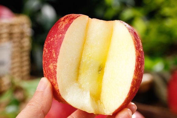 O pingo de mel é mais comum nas maçãs Fuji, conhecidas pelo sabor adocicado, mas também pode aparecer em frutas da variedade Gala. (créditos: Shutterstock)