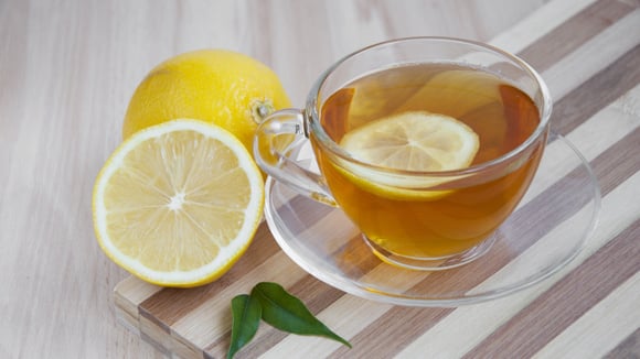 Chá pra acabar com a barriga inchada: receita tem limão e apenas outros dois ingredientes e é ideal para emagrecer e desintoxicar