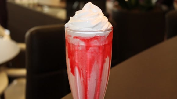Aprenda a fazer um delicioso milkshake de morango em casa (Créditos: TudoGostoso)