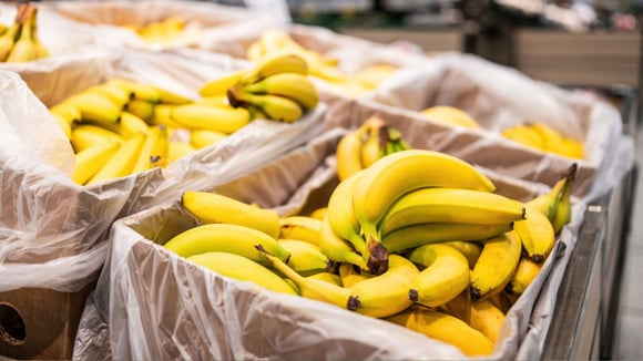Por que os funcionários do supermercado deixam esses saquinhos plásticos nas caixas de banana – e por que você também não deve jogá-los fora