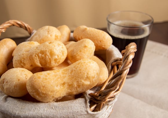 Esse biscoitinho de polvilho caseiro fica crocante, sequinho e muito melhor que o de pacote: aprenda a receita do TudoGostoso!