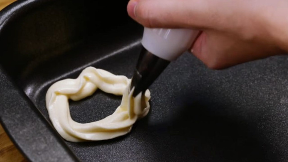 Usar um saco de confeiteiro ajuda a modelar os biscoitos para um resultado mais bonito (Créditos: TudoGostoso)