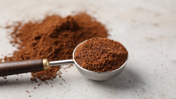 Xícara de café quente servida no início da tarde para manter o foco. (Foto: Shutterstock)