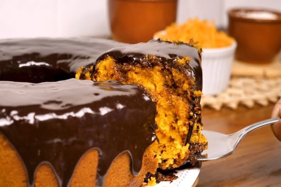 Nunca mais faça bolo de cenoura com cobertura de chocolate sem essa dica do TudoGostoso