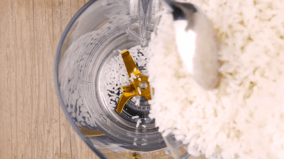 Sobras de arroz cozido viram sobremesa sem vestígio de farinha. (Foto: reprodução canal Cook'n Enjoy no Youtube)
