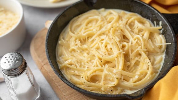 Quando a família pede massa, faço esse espaguete com molho alfredo cremoso pronto em apenas 15 minutos