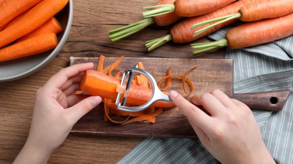 5 motivos para você incluir a casca de cenoura nas suas receitas de suco