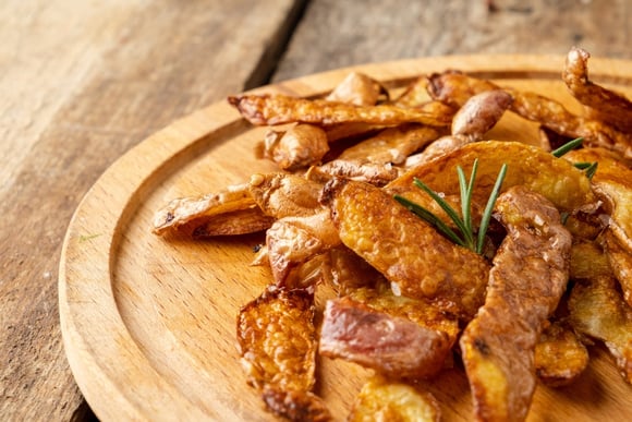 Se você joga fora as cascas de batata, agora você não joga mais: aprenda a fazer um snack delicioso com essa parte do alimento para driblar a fome